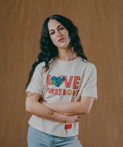 Sree Santhosh Best Selling Love Everybody S/S T-Shirt (Chalk)